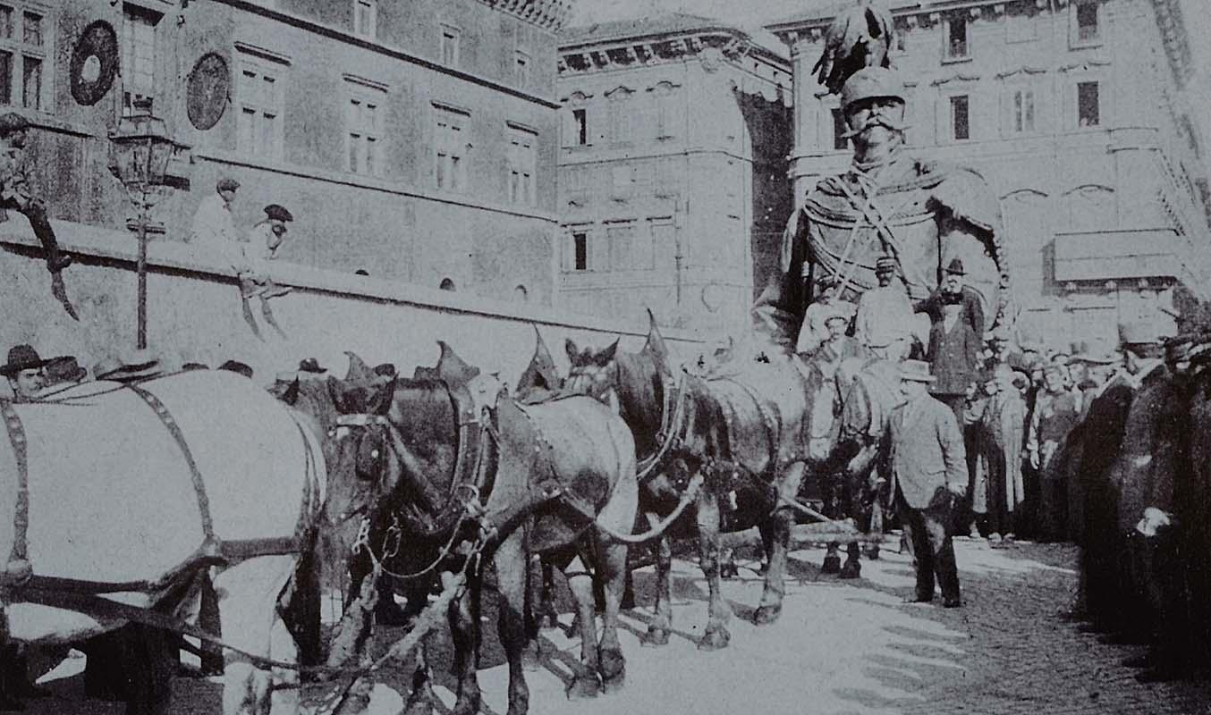 Il trasporto per le vie di Roma del gruppo equestre, diviso in più parti, della statua di Vittorio Emanuele II a cavallo dello scultore Enrico Chiaradia
