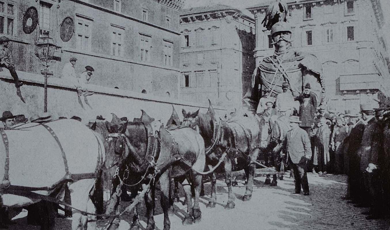 The equestrian statue of Victor Emmanuel II on horseback by Enrico Chiaradia, divided into two parts, being transported on the streets of Rome

