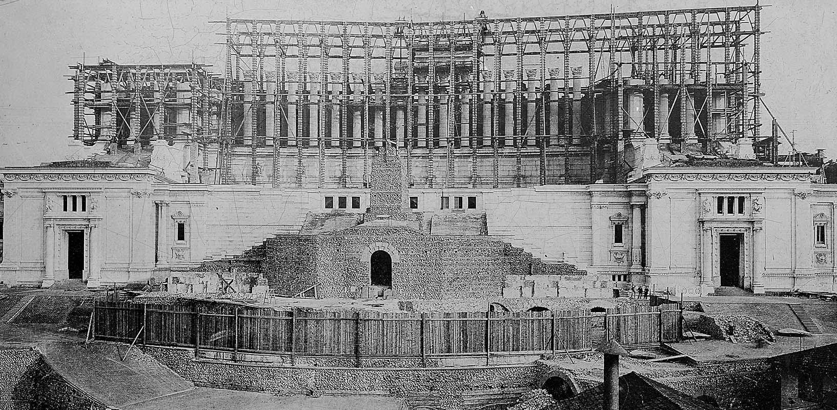 Lo stato di avanzamento dei lavori di costruzione del Vittoriano nel 1906
