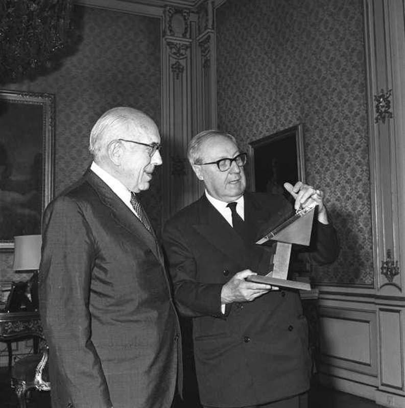 Alberto Maria Ghisalberti (a sinistra), Presidente dell'Istituto per la storia del risorgimento italiano, in visita dal Presidente della Repubblica Giuseppe Saragat (a destra) nel luglio 1970, per ritirare il dono destinato dal Presidente degli Stati Uniti d'America al popolo italiano a ricordo del volo dell'Apollo 11
