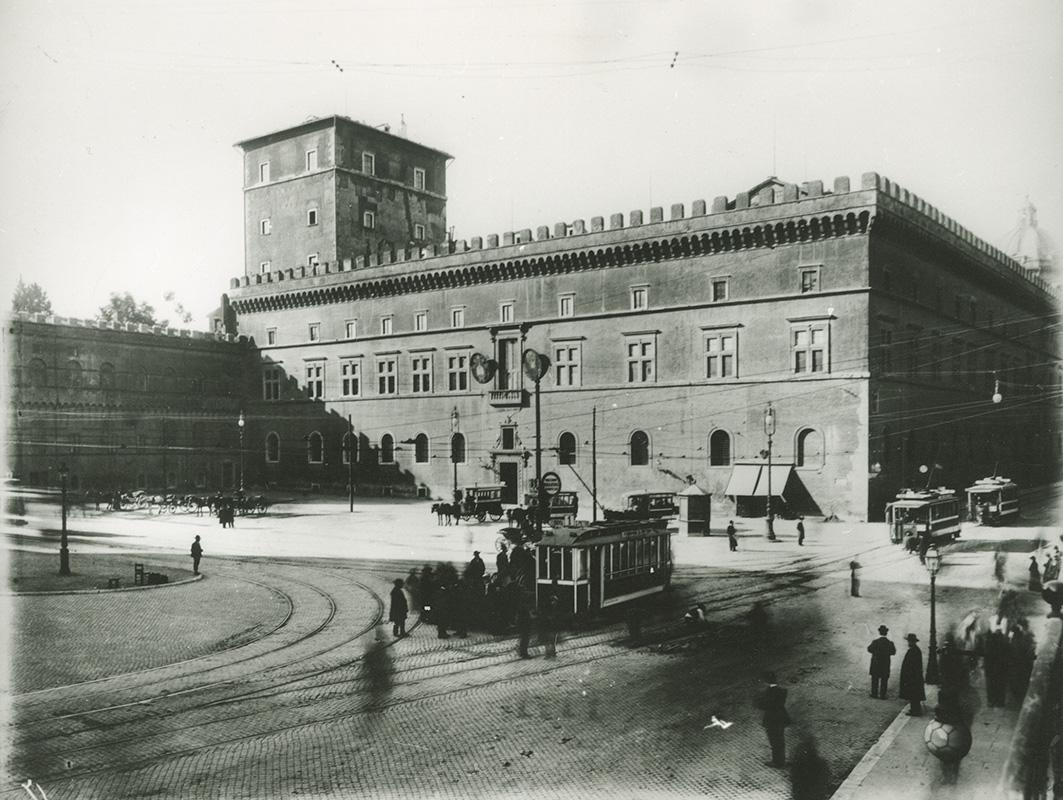 Veduta del palazzo di Venezia con il Palazzetto nella posizione originaria, ante 1910
