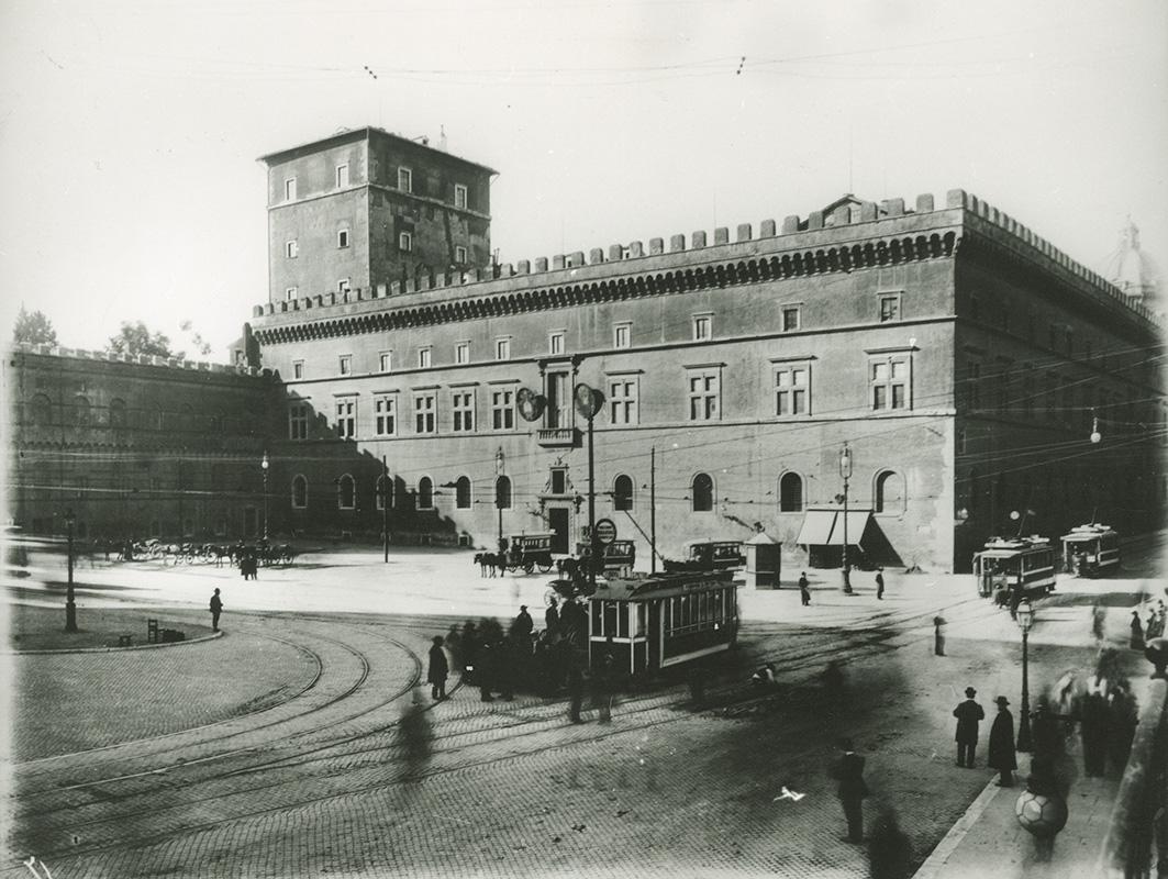 Veduta del palazzo di Venezia con il Palazzetto nella posizione originaria, ante 1910