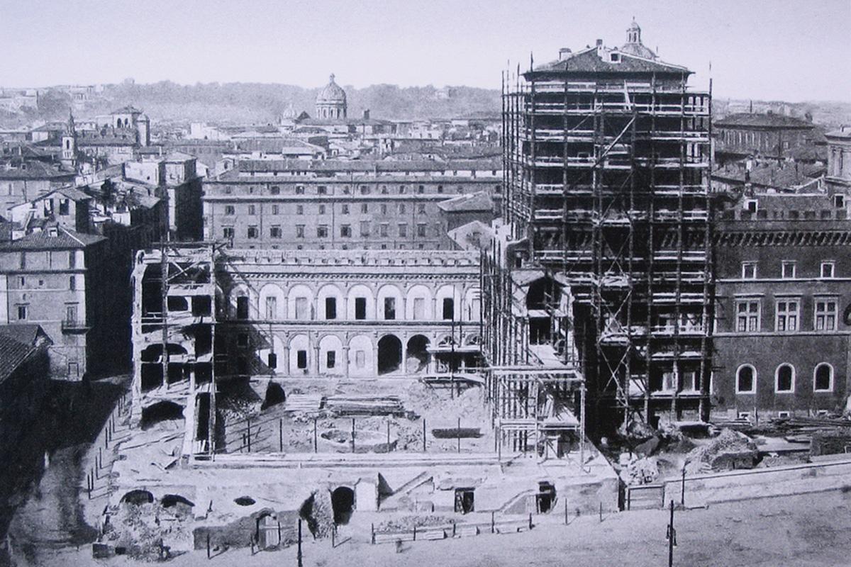 Il Palazzetto Venezia durante i lavori di spostamento