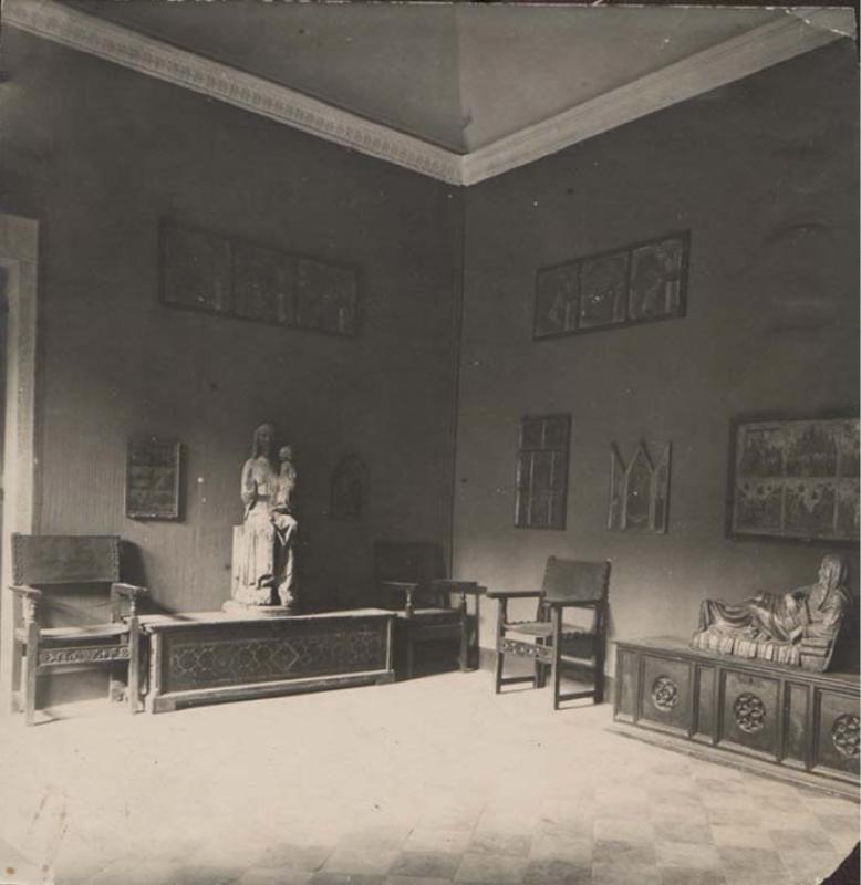 Allestimento del 1919 di Federico Hermanin in una delle sale del Palazzo di Venezia
