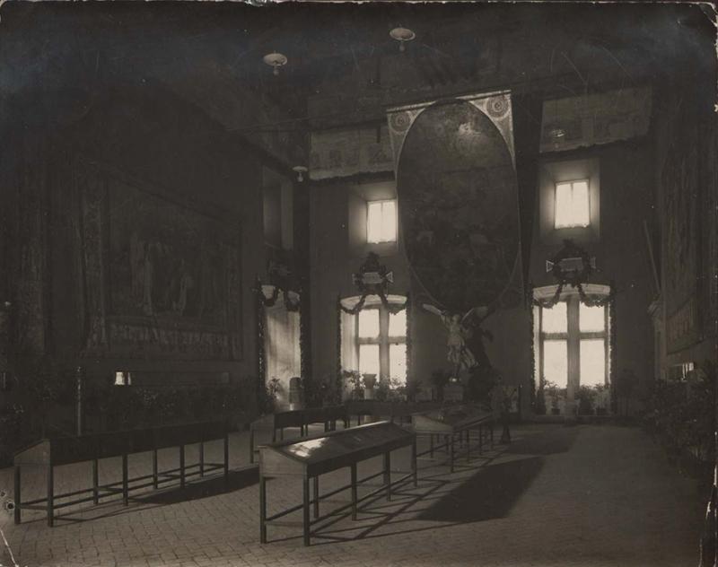 Veduta della sala delle Battaglie, già del Concistoro, con allestita nel 1922-1923 la mostra degli oggetti d'arte e di storia restituiti dall'Austria all'Italia dopo la Prima guerra mondiale
