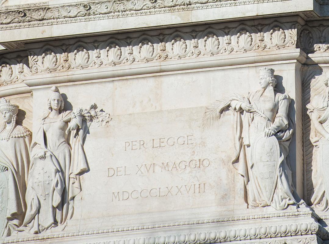 Basamento della statua di Vittorio Emanuele II a cavallo 