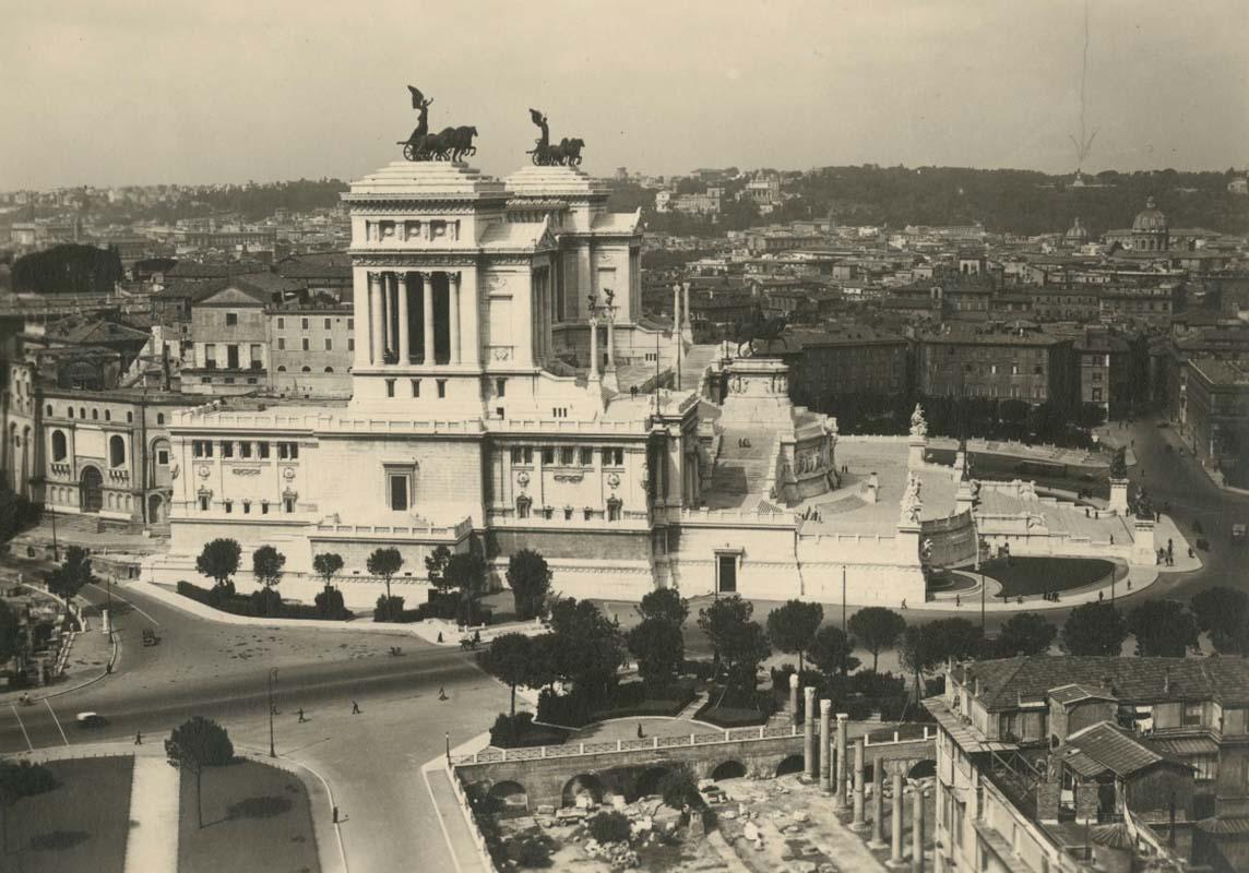 Veduta del lato orientale (a sinistra) del Vittoriano, detto Ala Brasini, all'inizio degli anni Quaranta
