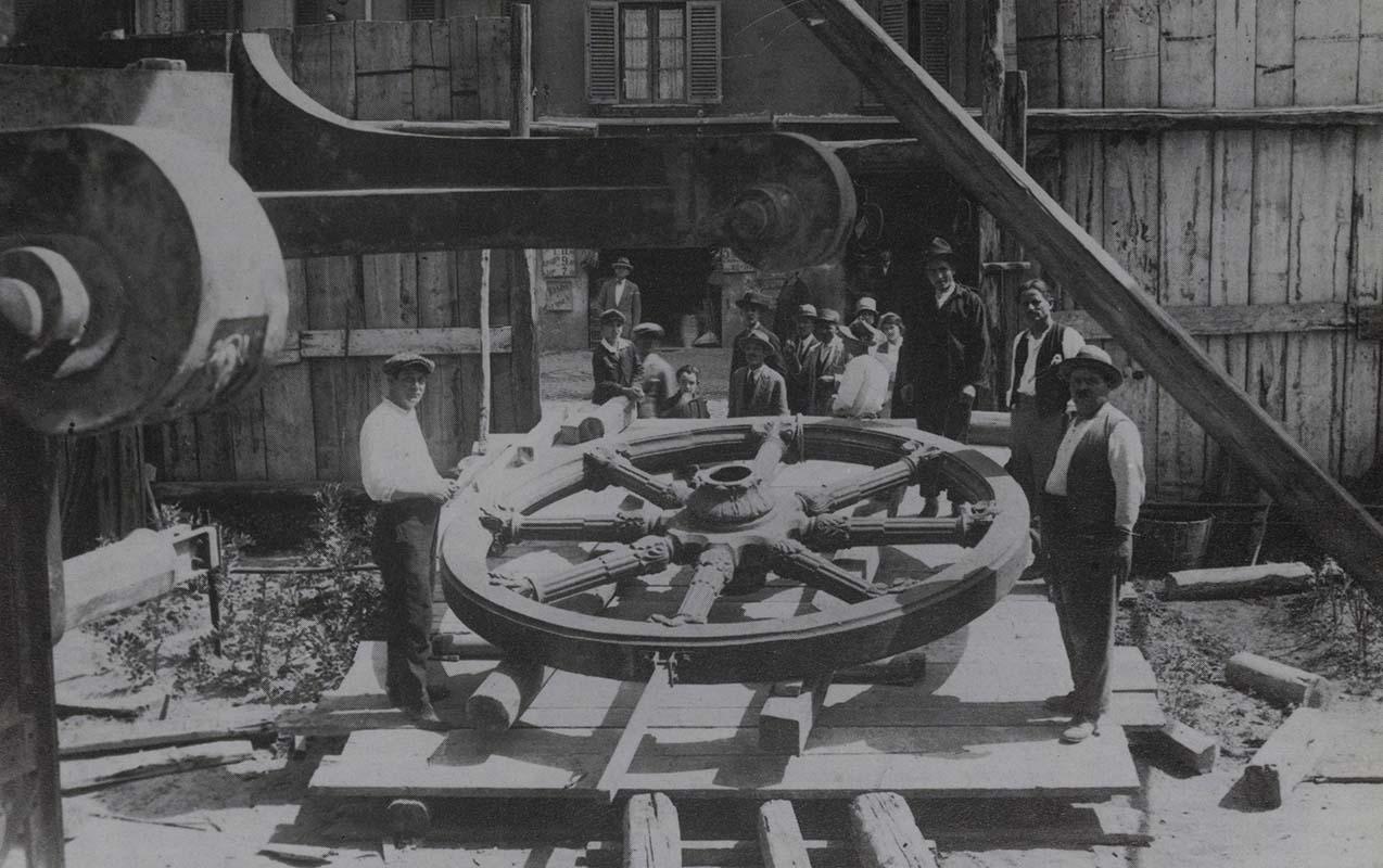 Il trasporto di una delle ruote delle quadrighe, dopo la fusione in bronzo ad opera delle due ditte di fonderia
