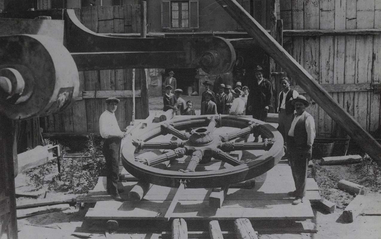 One of the wheels of the cast bronze quadrigae, made by the two metalworking companies, being transported before its installation
