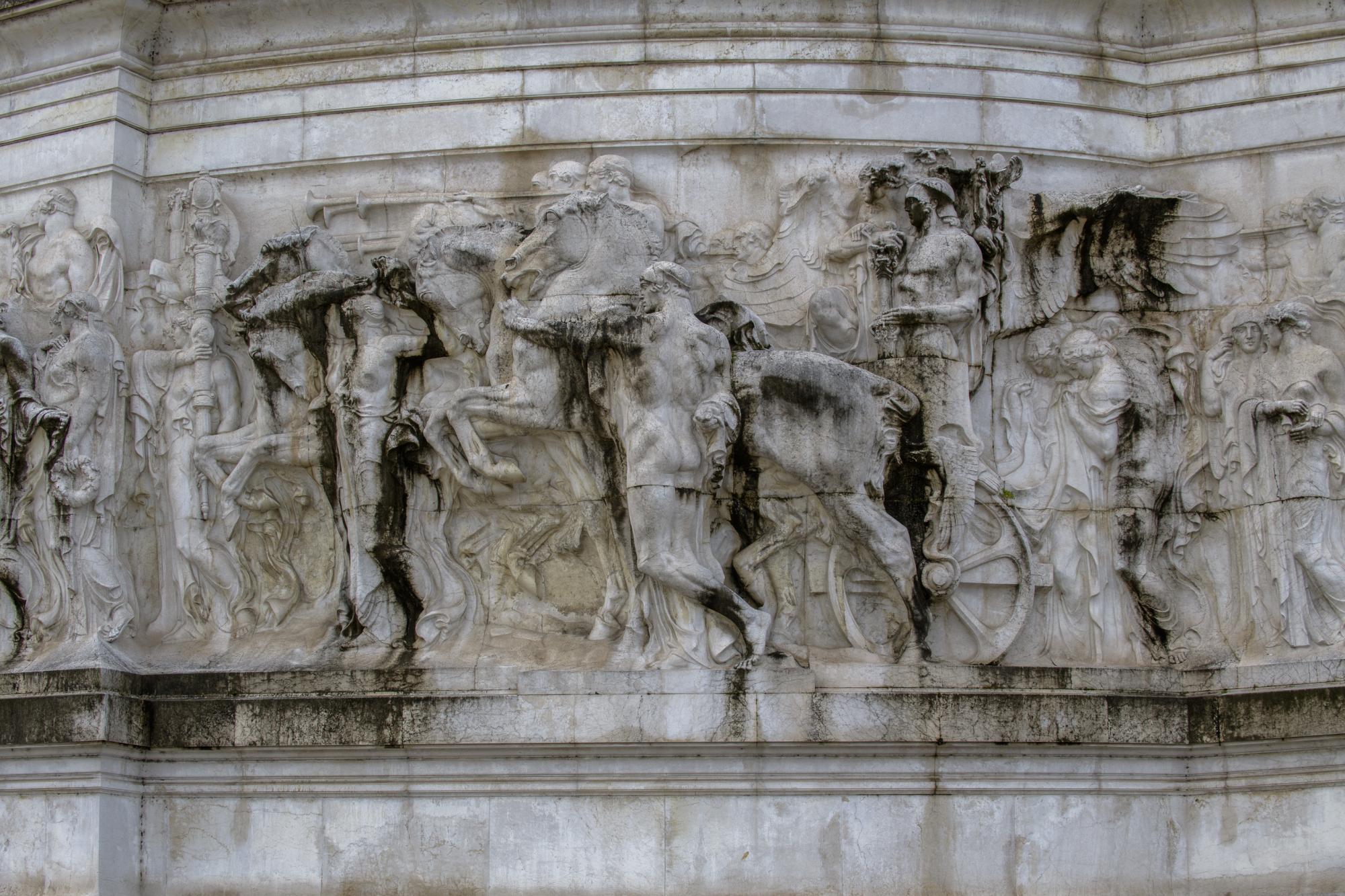 Il fregio dell’Altare della Patria: l’attuale stato di conservazione (foto di Antonio Idini)
