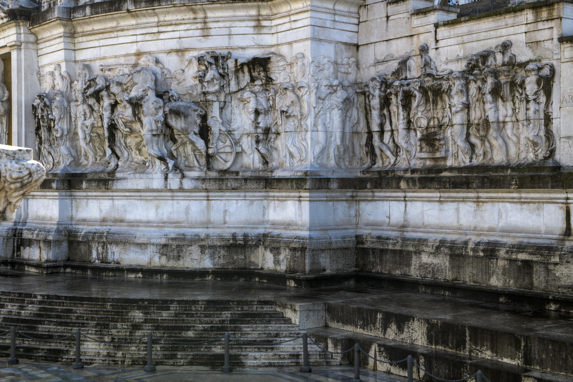 Il fregio dell’Altare della Patria: l’attuale stato di conservazione (foto di Antonio Idini)
