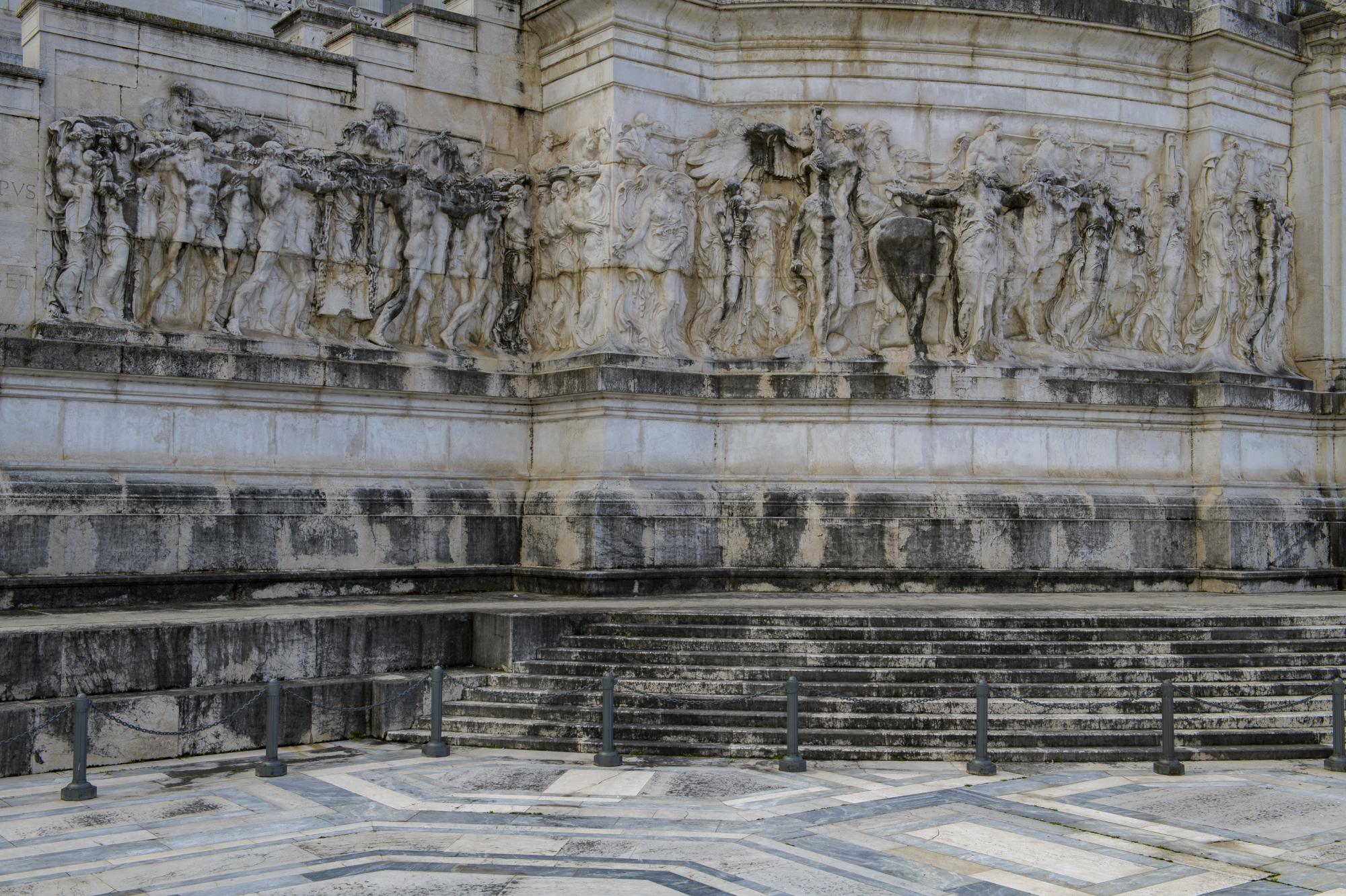 Il fregio dell’Altare della Patria: l’attuale stato di conservazione (foto di Antonio Idini)
