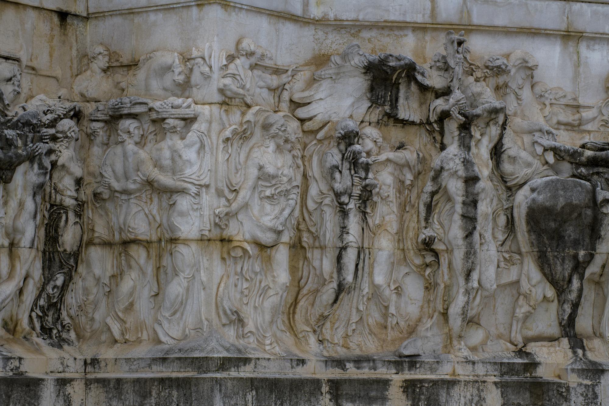 Il fregio dell’Altare della Patria: l’attuale stato di conservazione (foto di Antonio Idini)
