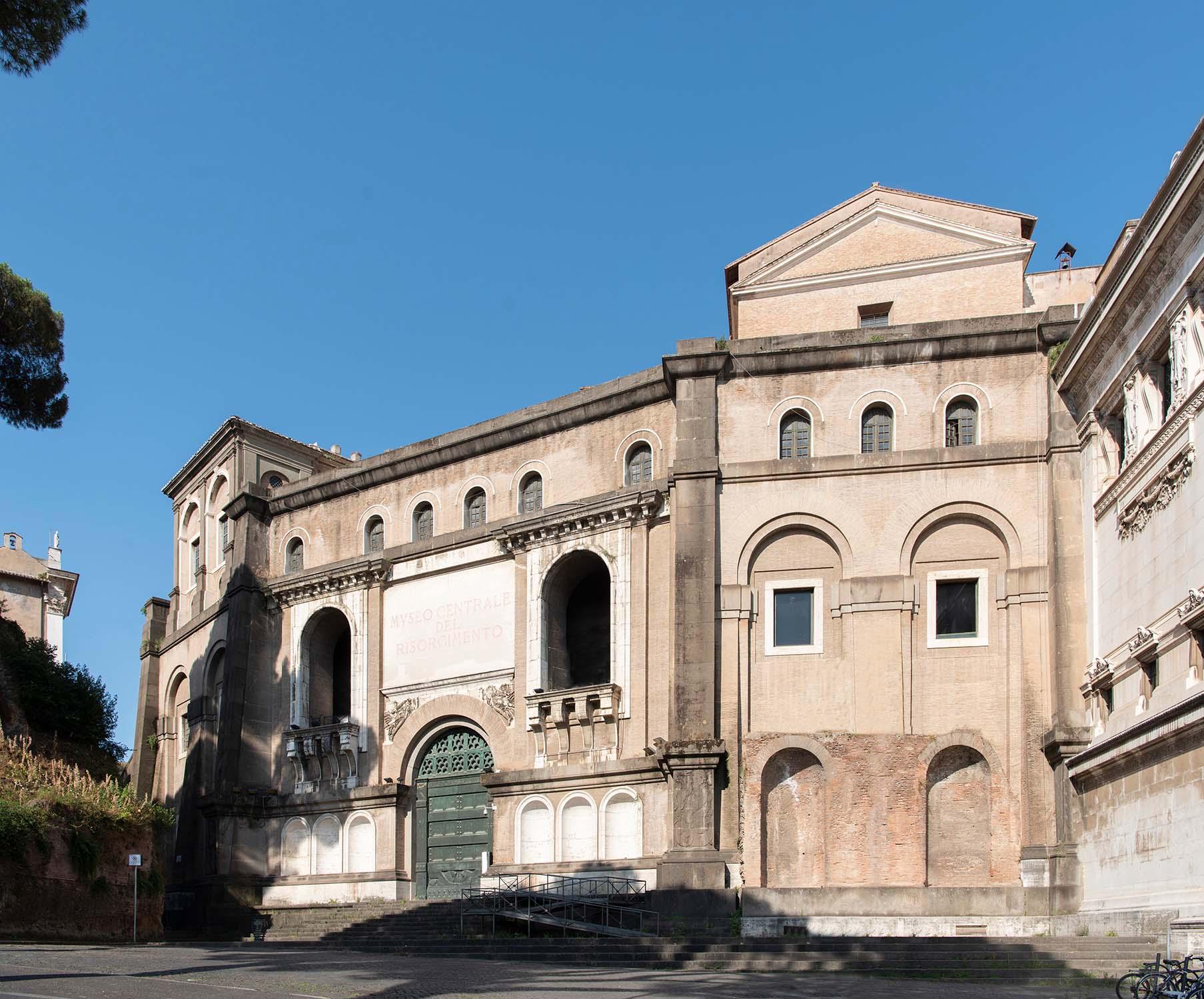 Veduta del lato orientale del Vittoriano, detto Ala Brasini, con il portico del convento dell'Ara Coeli trasformato nella facciata monumetale del Museo Centrale del Risorgimento

