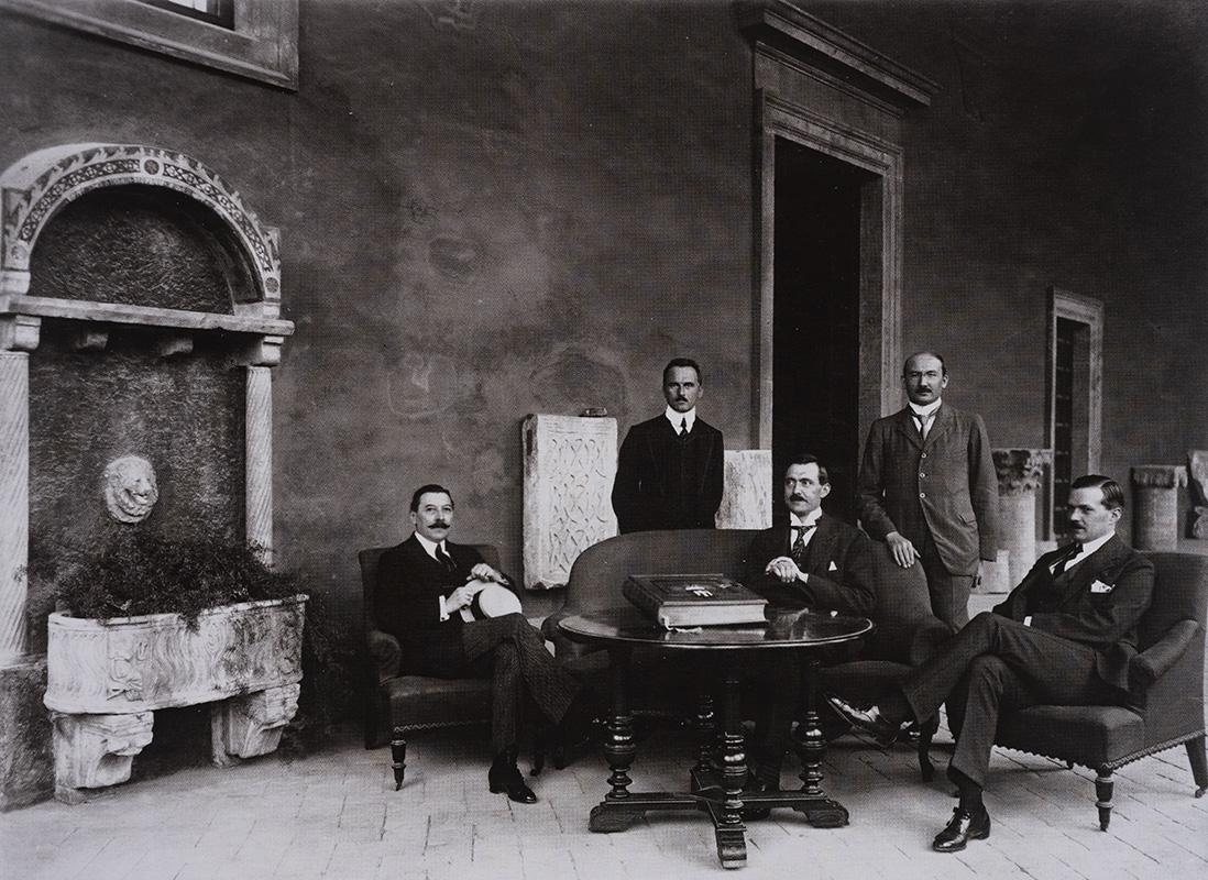 Diplomatici austriaci seduti sulla Loggia del giardino grande nel 1908-1909 circa
