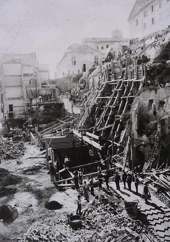 Demolizioni sul colle Capitolino nel 1885 circa, durante i lavori di sistemazione dell'area di piazza Venezia

