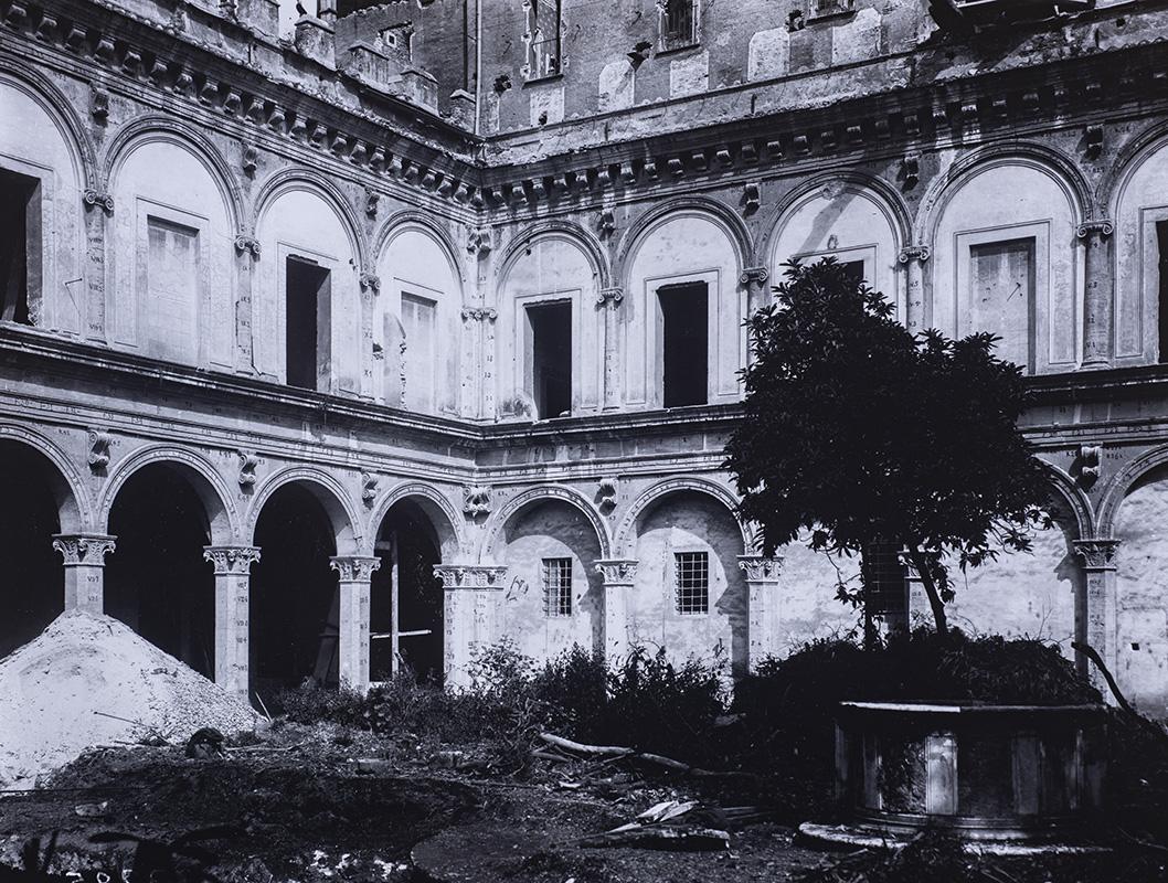 Veduta interna del cortile del Palazzetto Venezia prima dello spostamento con le arcate del loggiato superiore tamponate
