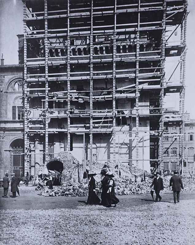 Lavori di consolidamento della torre, durante le fasi di spostamento del Palazzetto Venezia
