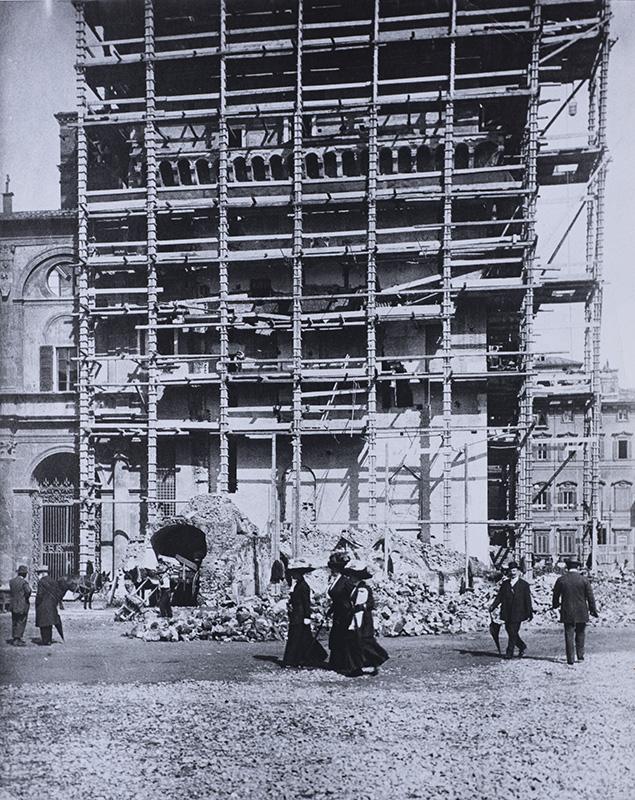 Lavori di consolidamento della torre, durante le fasi di spostamento del Palazzetto Venezia