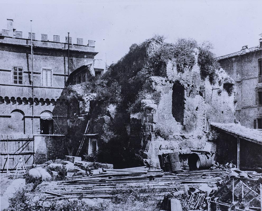 Resti del sepolcro dei Claudi, su cui poggiava la porzione iniziale del Passetto di papa Paolo III
