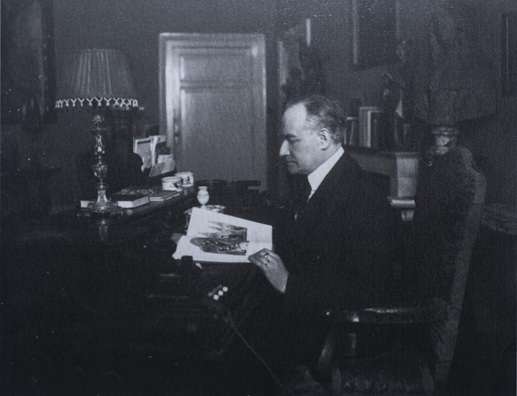 Federico Hermanin nel suo studio di Palazzo Venezia nel 1920 circa