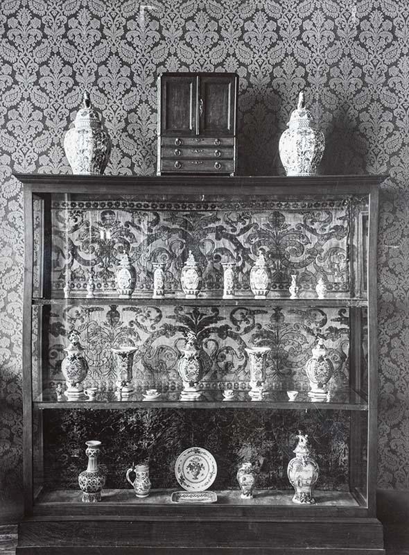 Display of the Antique Dutch Pottery exhibition, 1949
