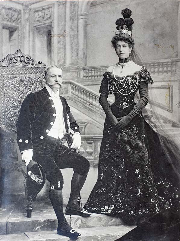 Portrait of American collector George Washington Wurts and his second wife Henriette Tower in royal court clothing, in Palazzo Mattei di Giove in the early 20th century
