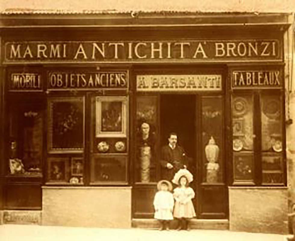 Il negozio di antiquariato Barsanti in via Sistina a Roma nel 1905-1906