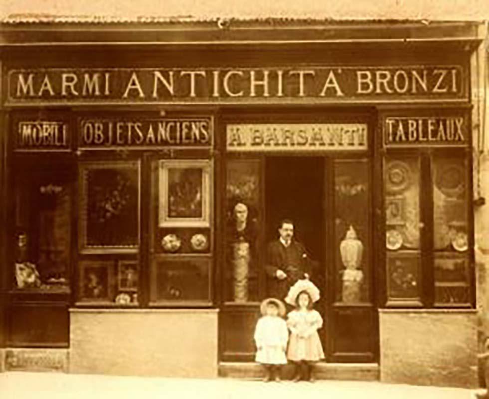 Il negozio di antiquariato Barsanti in via Sistina a Roma nel 1905-1906
