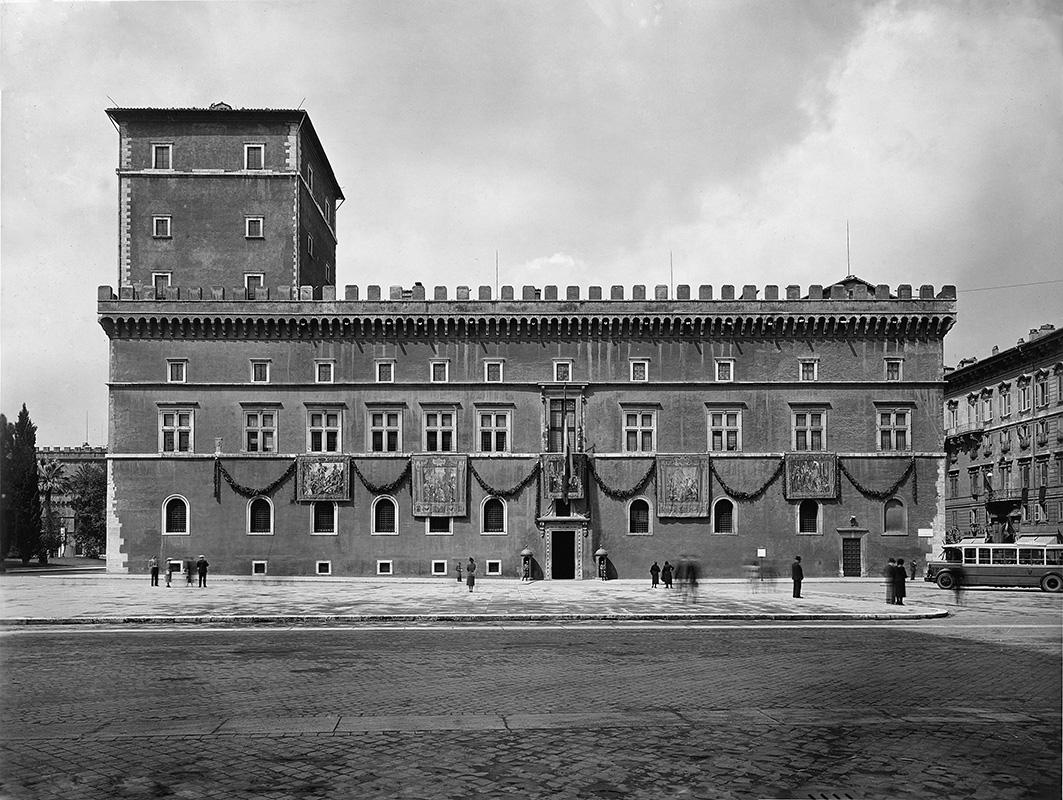 Facciata allestita con gli arazzi raffiguranti le storie di Alessandro Magno in occasione della visita di Hitler a Roma nel maggio 1938