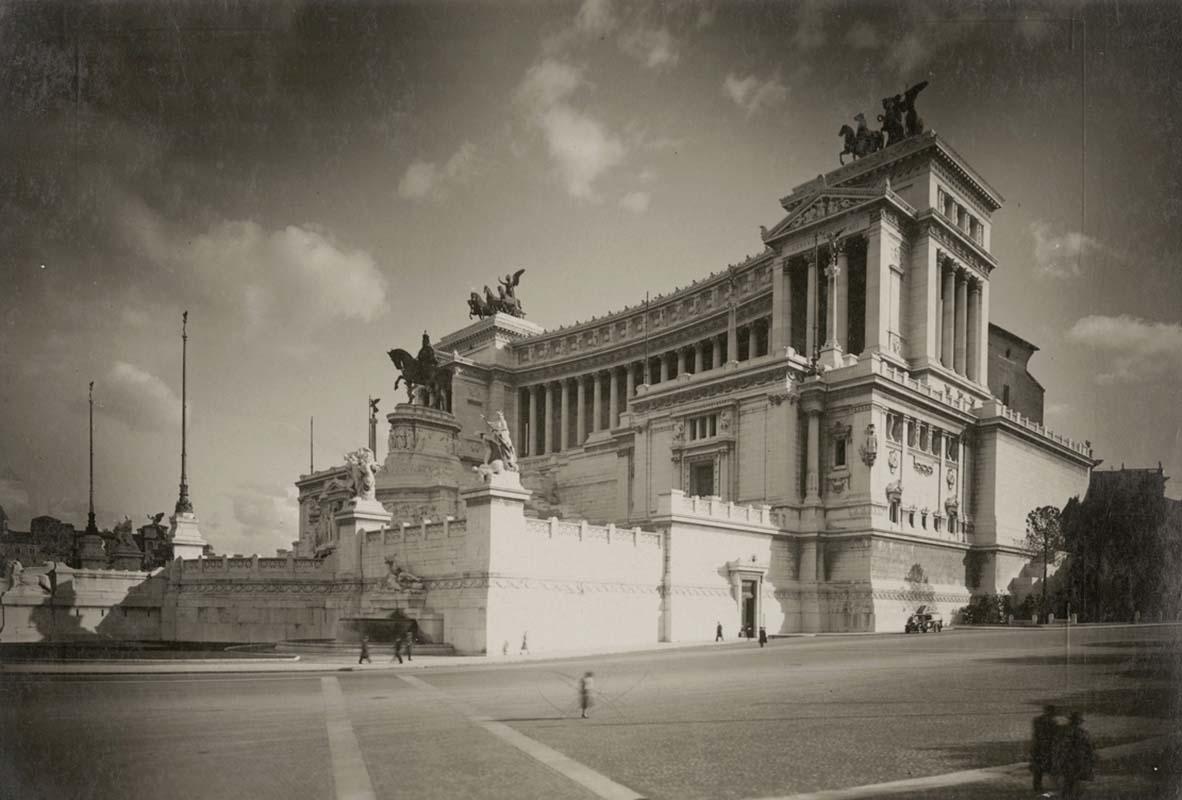 The Vittoriano in the mid-twentieth century, courtesy of the Central Institute for Cataloguing and Documentation
