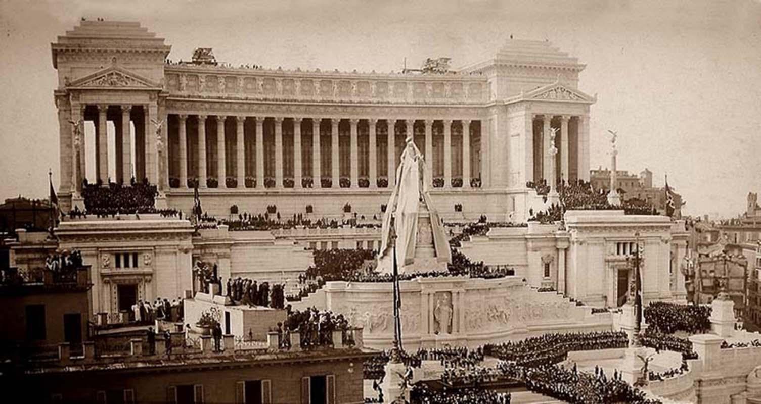 Inaugurazione dell'Altare della Patria il 4 giugno 1911, particolare della statua equestre di Vittorio Emanuele II poco prima di essere scoperta
