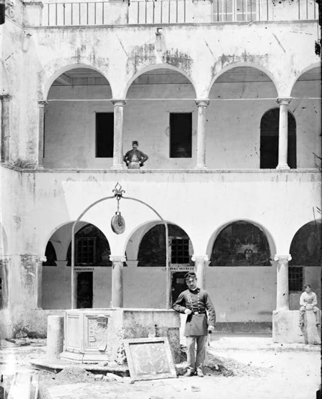 Un chiostro del convento di Santa Maria in Aracoeli demolito nel 1886 per la sistemazione dell'area di piazza Venezia
