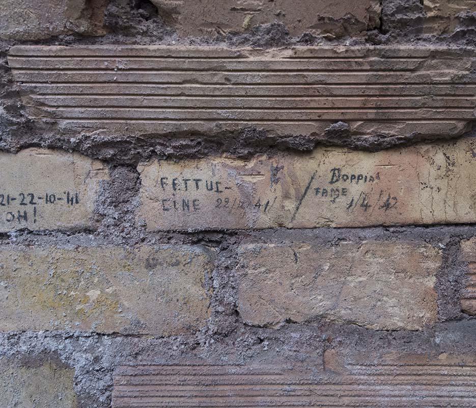 Le scritte Doppia Fame e Fettuccine nei sotterranei del Vittoriano
