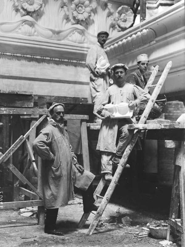 Gruppo di artisti in posa durante i lavori di decorazione scultorea e architettonica del Vittoriano, in una fotografia di Mario Nunes Vais del 1906
