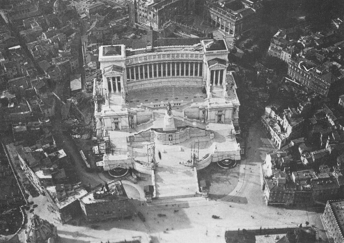 Veduta aerea del Vittoriano in fase di costruzione, prima dell'inaugurazione del 1911
