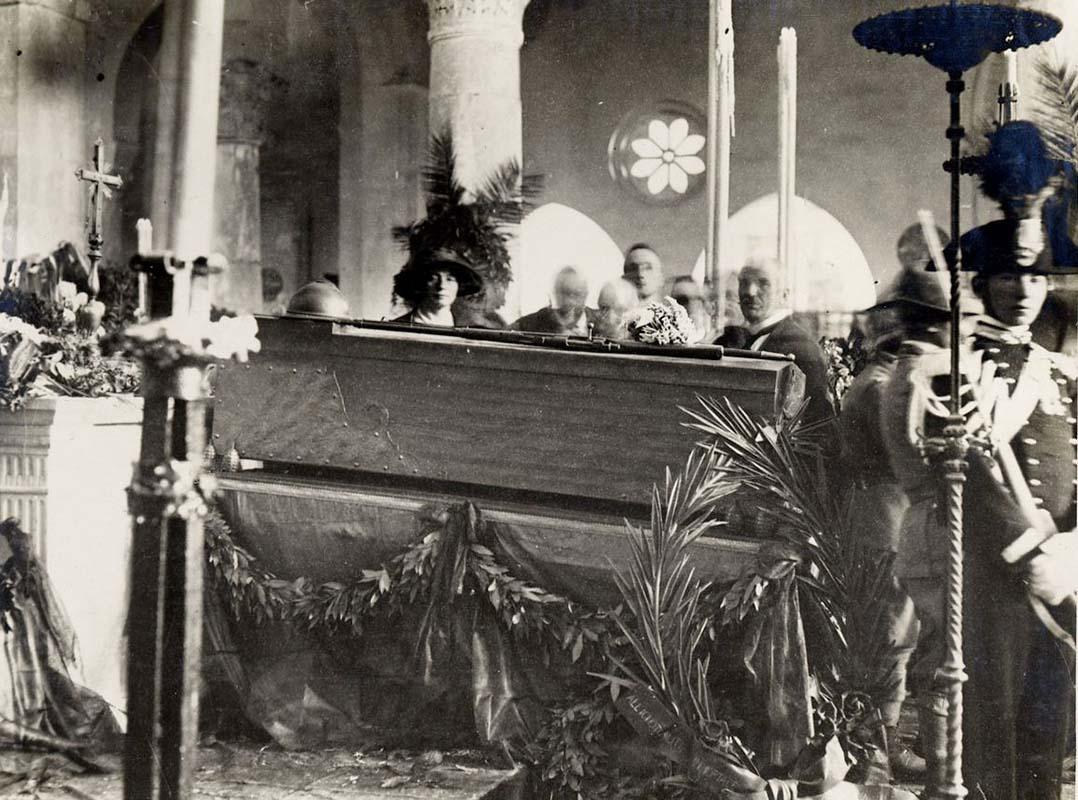 The casket of the Unknown Soldier during the ceremony at the Basilica of Aquileia before the trip to Rome 
