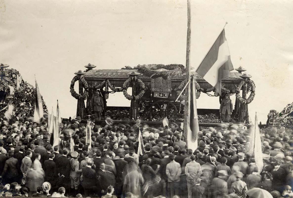 La partenza del convoglio con il feretro del Milite Ignoto, trasportato verso la capitale sulla linea ferroviaria Aquileia-Venezia-Bologna-Firenze-Roma
