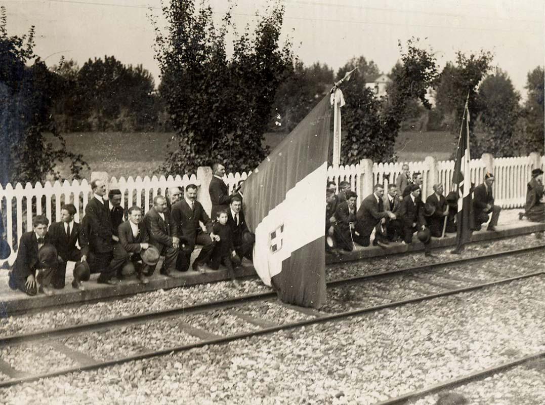 Gli omaggi resi dalla popolazione al passaggio del convoglio che trasportava il Milite Ignoto
