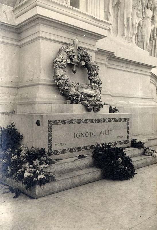 Tomba del Milite Ignoto sull'Altare della Patria negli anni Venti
