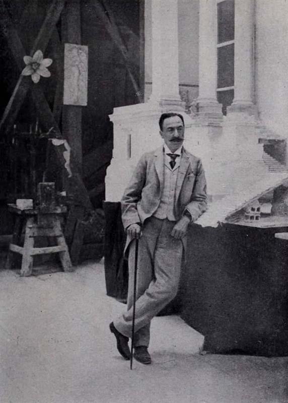 L'architetto Giuseppe Sacconi in posa nel suo studio nel 1902
