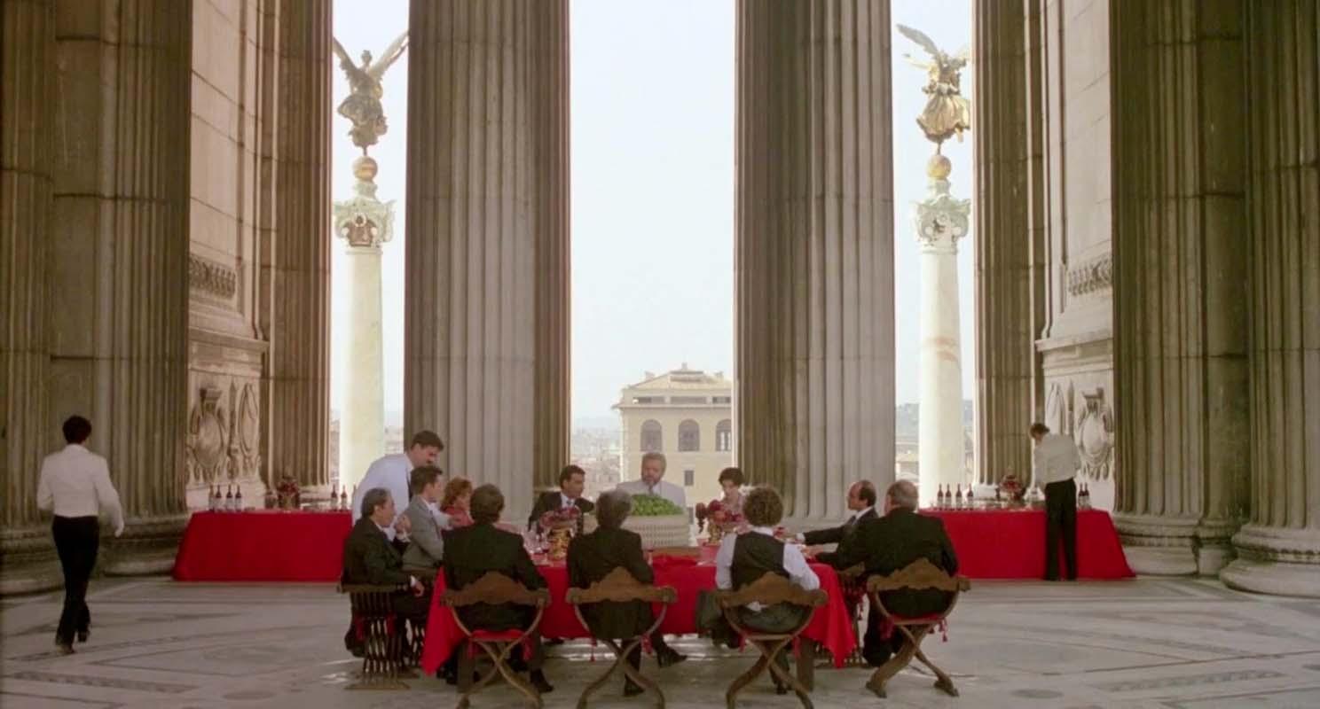 Scena dal film Il ventre dell’architetto (The Belly of an Architect) di Peter Greenaway del 1987: veduta del Sommoportico con le Vittorie alate in bronzo dorato sullo sfondo
