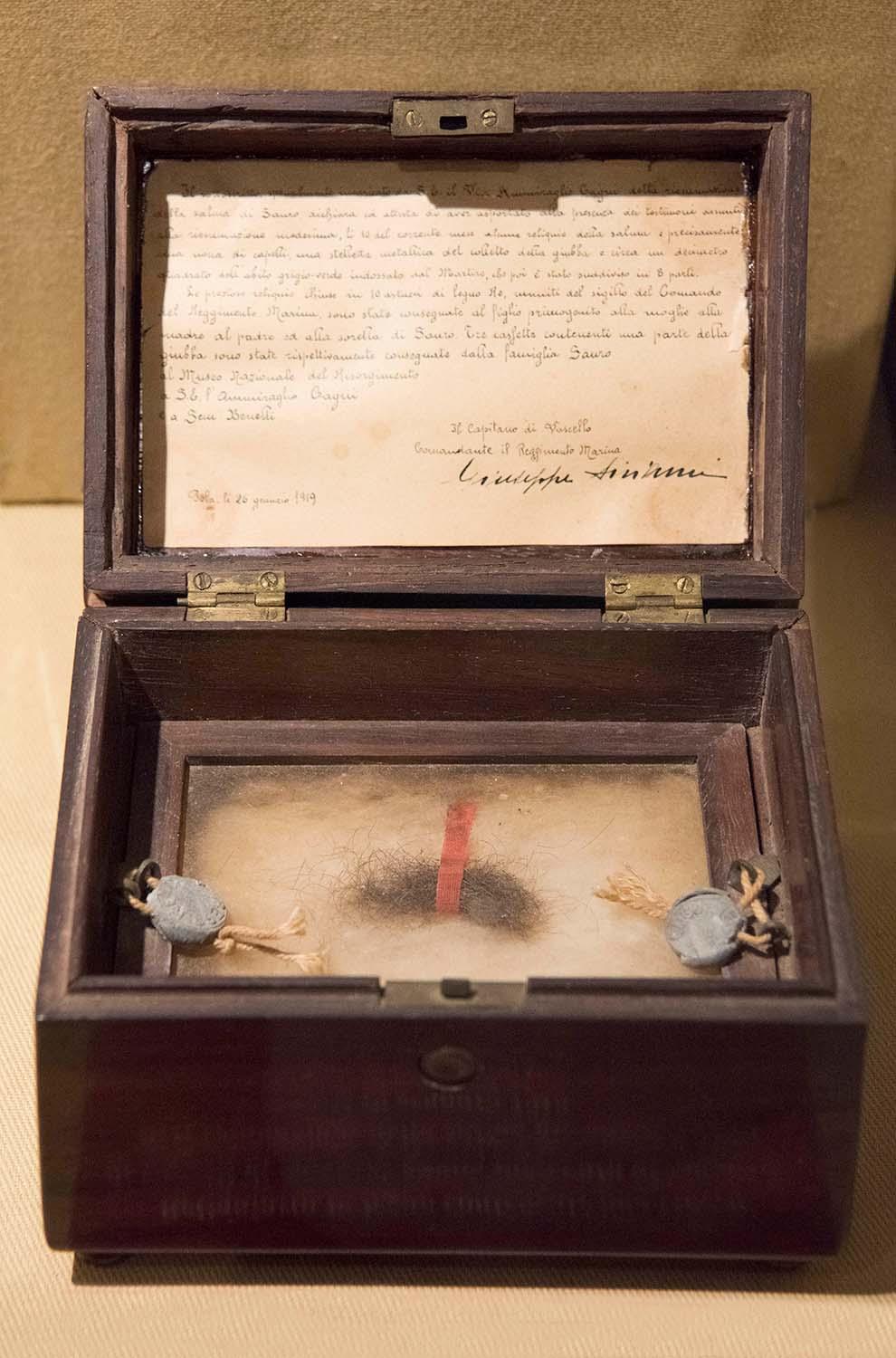 Reliquiario con una ciocca di capelli di Nazario Sauro