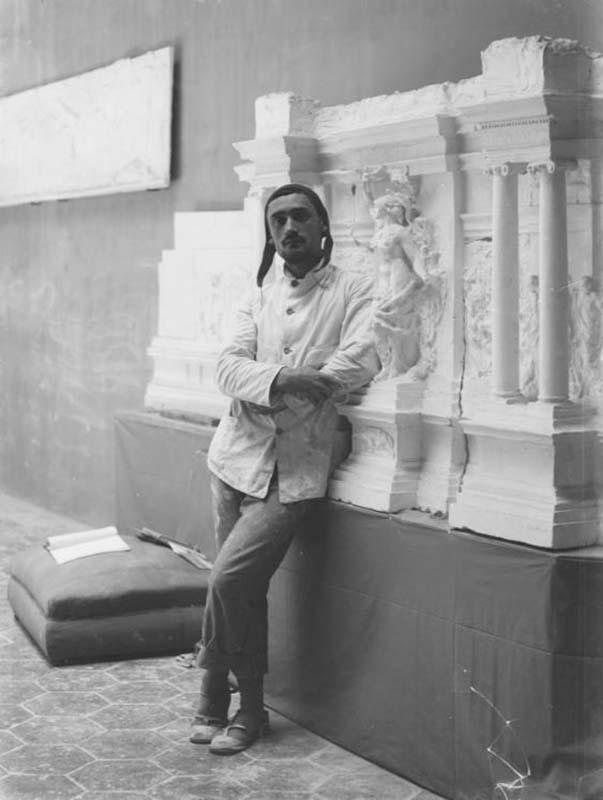 Lo scultore Angelo Zanelli in posa con un primo modello in gesso de La Dea Roma per l'Altare della Patria, in una fotografia di Mario Nunes Vais
