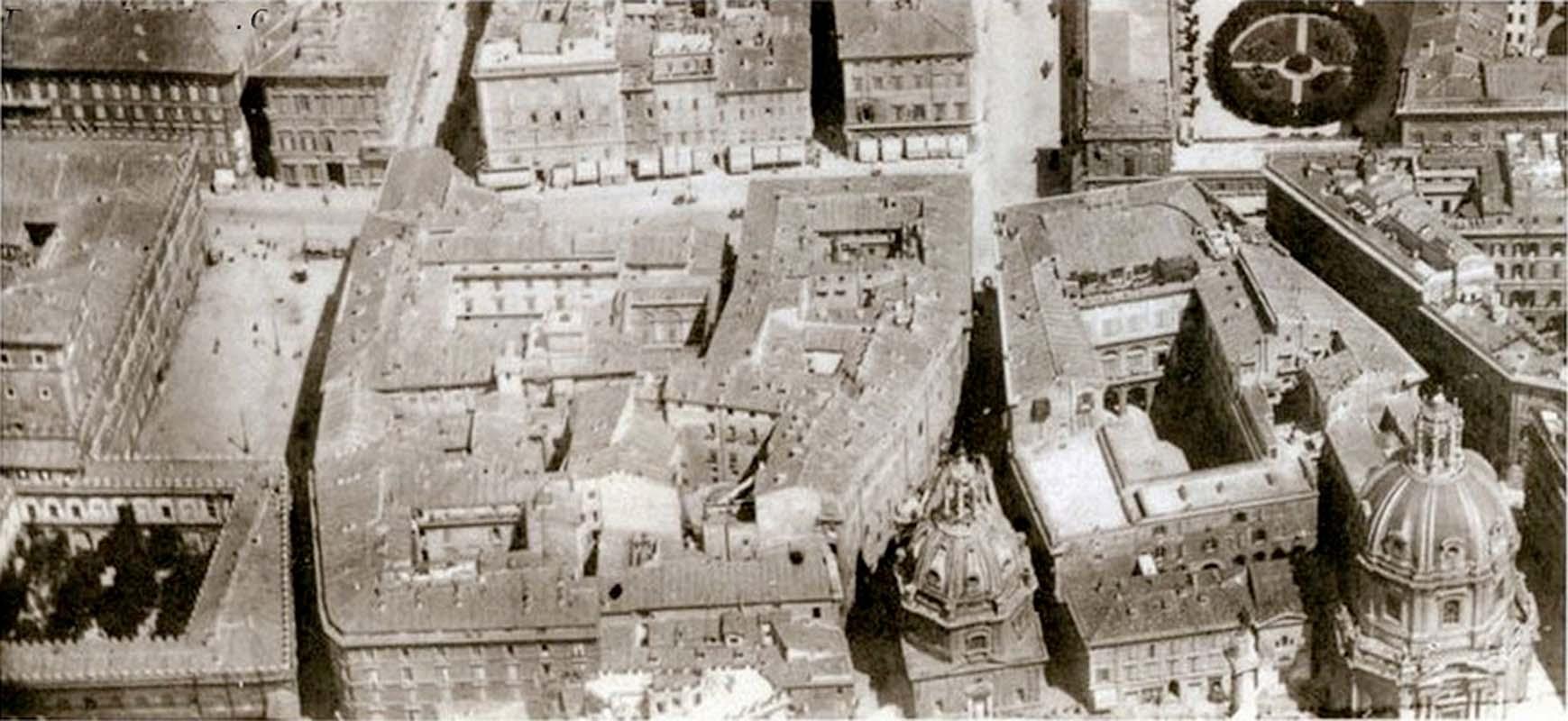 Veduta dall'alto dell'area di piazza Venezia con in basso il Palazzetto Venezia (a sinistra) e di fronte il demolito Palazzo Bolognetti-Torlonia nel 1860 circa
