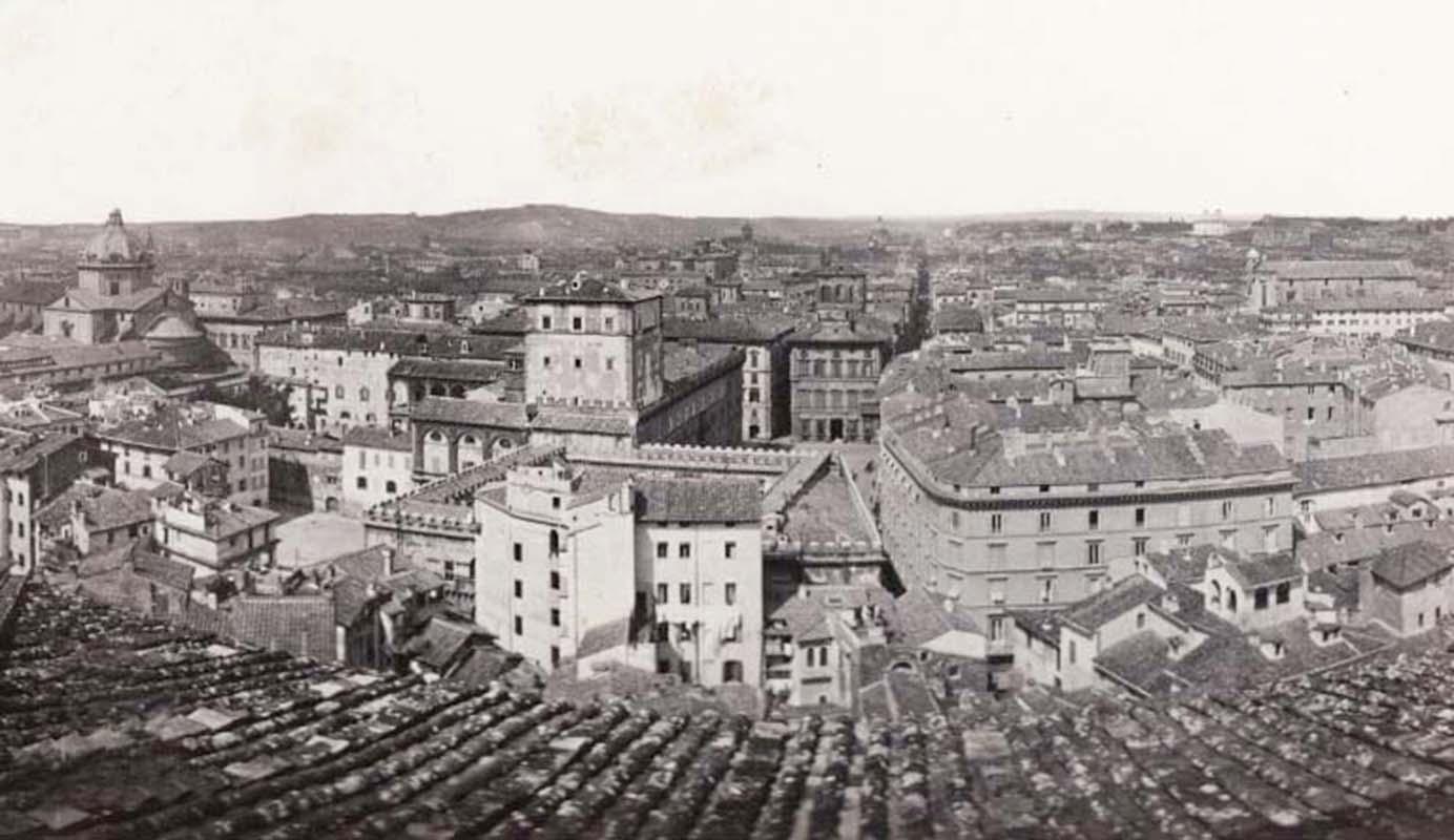 Veduta dal colle del Campidoglio dell'area di piazza Venezia con il Palazzetto e a destra il demolito Palazzo Bolognetti-Torlonia nel 1860 circa
