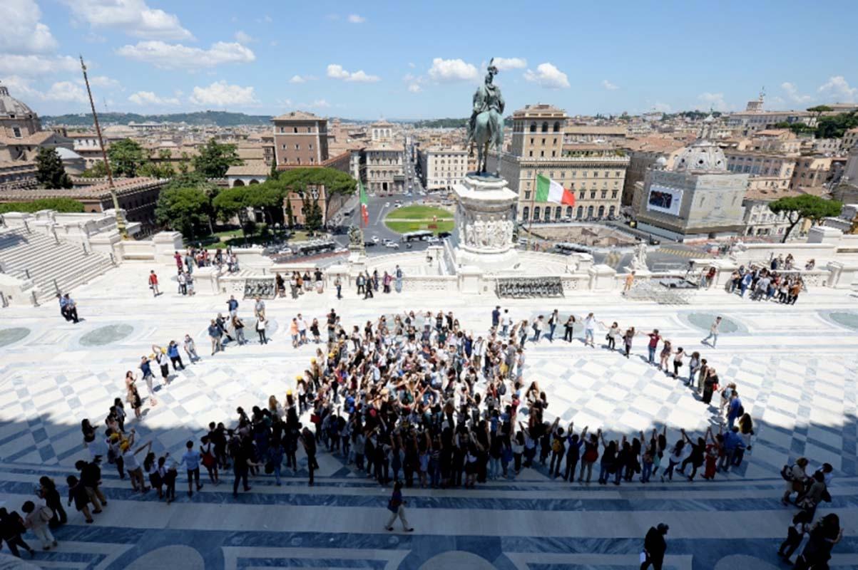 Performance Rebirth. Il Terzo Paradiso di Michelangelo Pistoletto sul Piazzale del Bollettino del Vittoriano nel 2016.
