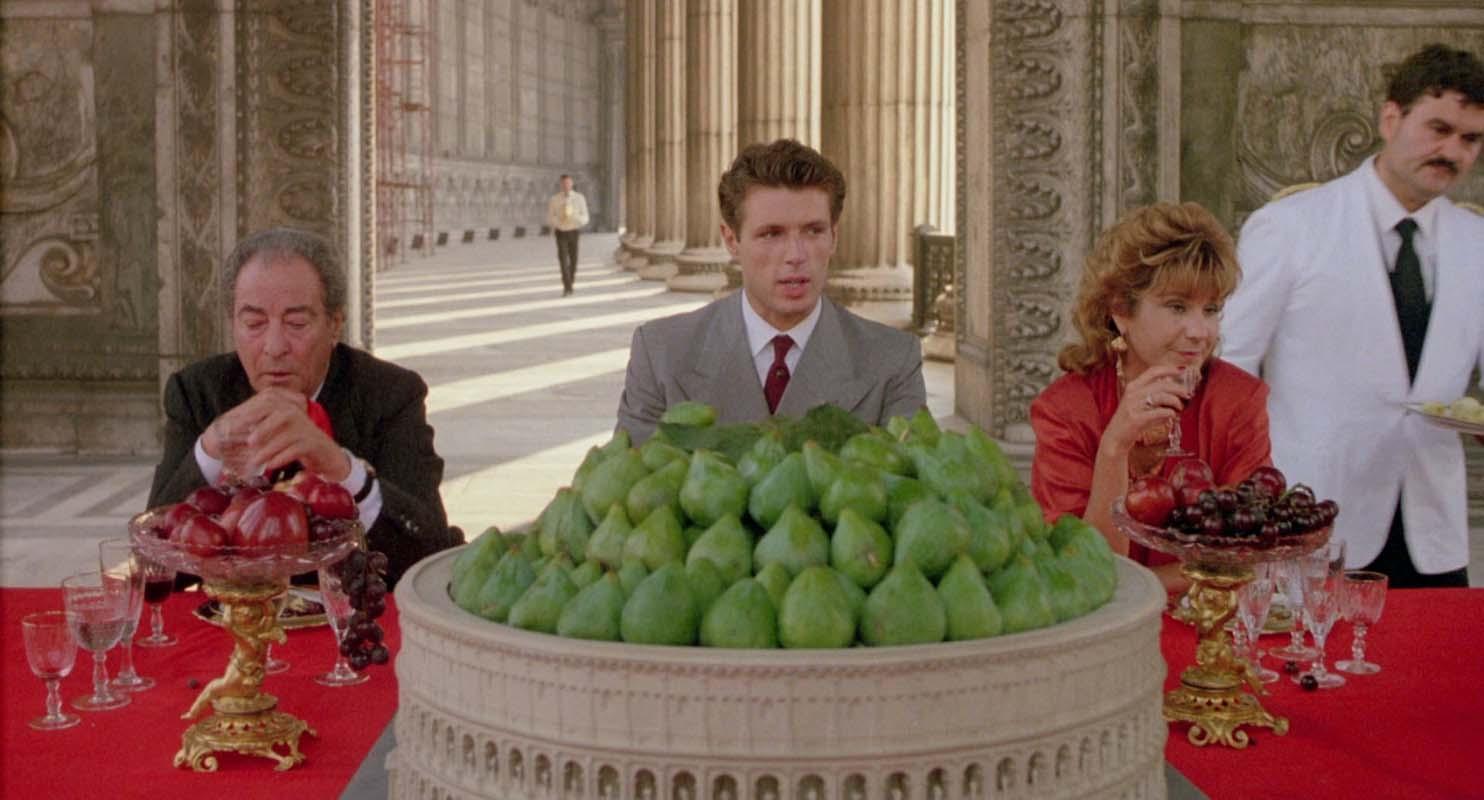 Scena dal film Il ventre dell’architetto (The Belly of an Architect) di Peter Greenaway del 1987: veduta della zona del propileo orientale con il Sommoportico sullo sfondo

