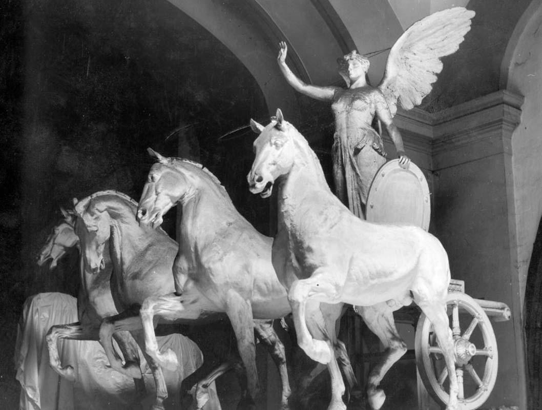 Modello in gesso della Quadriga dell'Unità di Fontana, collocato sul propileo orientale per la 'prova generale' del 1911

