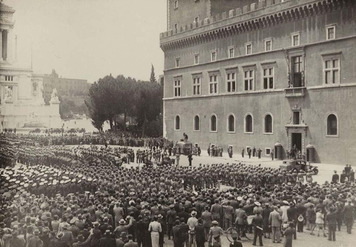 Military parade in Piazza Venezia, circa 1930
